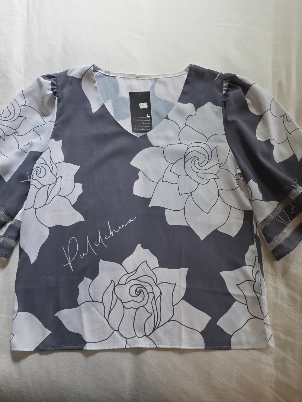 NWT Pulelehua Maui Floral Blouse Gray White V-Neck Top Size L Resort Wear